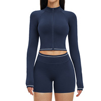 Ensemble de yoga avec veste à manches longues contrastante et short, coupe-vent à col montant et fermeture éclair, pour le yoga