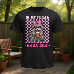 Camiseta In My Feral Nana Era Raccoon con diseño a cuadros rosa, talla unisex para adultos - Product Image 3