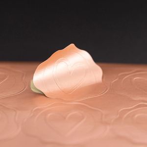 Autocollants personnalisés en papier doré brillant imperméable avec logo en relief, feuilles de petites étiquettes découpées à la forme, vente en gros - Product Image 3