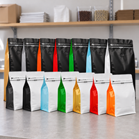 Sachet à café à fond plat color block avec languette de tirage, fermeture éclair refermable et valve unidirectionnelle pour torréfacteurs et emballage de détail