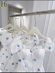 Vestido Blanco y Azul con Mangas Abullonadas y Escote Copa, Hecho en Vietnam, Mini Vestido con Mangas Abullonadas y Decoración con Estampado Floral Azul - Product Image 2