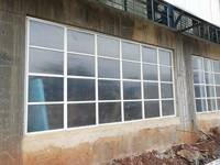 Fenêtre verticale industrielle résistante à la corrosion en PRV avec panneaux transparents en fibre de verre pour la ventilation et l'éclairage naturel