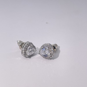 Boucles d'oreilles clous en forme de cœur en zircon blanc plaqué or classique et élégant pour femmes Tianyu Gems - Product Image 4