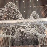 Lustre en cristal sur mesure ANNO, grand modèle, luminaire suspendu personnalisé avec design en verre cascade pour hall d'hôtel de luxe et villa