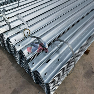 Poteaux de sécurité routière galvanisés à chaud, fournis par l'usine, exportés et de haute qualité, poutres en W <span class=keywords><strong>pour</strong></span> des solutions de sécurité routière premium - Product Image 2