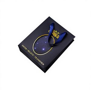 Özel Tasarım Çevre Dostu Geri Dönüşümlü Malzemelerden Yapılmış Parlak Giysi Katlanabilir Kağıt Çanta Kozmetik Lüks Hediye Alışveriş Kağıt Çantaları - Product Image 2