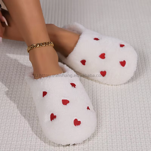Vente en gros de nouvelles pantoufles en fourrure pour femmes, pantoufles moelleuses en peluche avec imprimé cœur, pantoufles plates et douces, chaussures et sandales pour femmes - Product Image 1