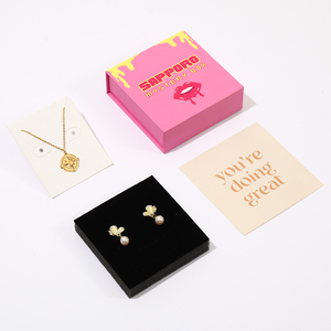 Boîte à bijoux magnétique en carton rose mignon avec logo personnalisé de luxe pour colliers et boucles d'oreilles, et pochette assortie - Product Image 1
