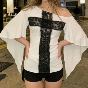 เสื้อยืดผู้หญิงสไตล์ดาร์ก แขนปีกค้างคาวแบบไม่สมมาตร คอปาด แต่งลูกไม้ไขว้ สีตัดกัน ช่วยกระชับสัดส่วนช่วงเอว - Product Image 3