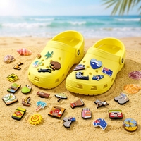 Breloques de chaussures en PVC 2D sur le thème de l'Australie en gros, décorations personnalisées pour sabots pour les amateurs de plage, avec drapeau australien et design de surf sur mesure