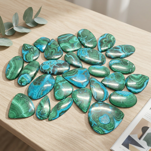 Malachite Verte Naturelle Formes Mixtes Pierre Précieuse Polie 10-30mm Effet de Couleur Certifiée par un Certificat Tierce Partie pour la Fabrication de Bijoux - Product Image 1