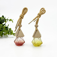 10ml suspendu couleur rhomboïque voiture bouteille de parfum huile essentielle diffuseur bouteille en verre voiture désodorisant bouteille avec couvercle en bois