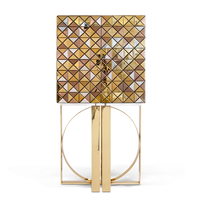 Meuble de rangement multifonctionnel au design exclusif, base en laiton poli, intérieur matelassé en losanges, pour salon, maison, villa, hôtel