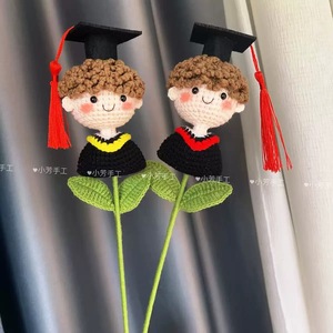 Graduados <span class=keywords><strong>de</strong></span> Halloween <span class=keywords><strong>de</strong></span> Navidad <span class=keywords><strong>de</strong></span> ganchillo a mano, ramo <span class=keywords><strong>de</strong></span> flores decorativas <span class=keywords><strong>de</strong></span> rosas, sombrero Doctoral creativo, muñeca para el Día del Padre - Product Image 2