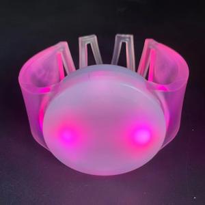 Bracelets <span class=keywords><strong>LED</strong></span> télécommandés Fournitures de fête pour la réunion de fans Acclamations <span class=keywords><strong>LED</strong></span> Props Fabricant Chine Bracelet clignotant <span class=keywords><strong>LED</strong></span> - Product Image 3