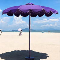 Parasol rond léger rayé de luxe avec mât central incurvé pour l'extérieur, les parcs et les restaurants
