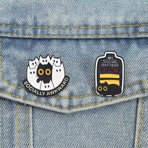 Spilla Smaltata 'Socially Awkward', Divertente 'La Mia Batteria Sociale è Scarica', Gioiello Cartoon, Regalo per Amici, Capodanno - Product Image 2