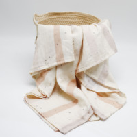 Selimut Swaddle Muslin Putih Lembut dan Bernapas dengan Bintang Emas yang Ceria dan Aksen Abu-abu yang Halus untuk Bayi Baru Lahir dan Bayi