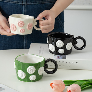 Taza de Cerámica Estilo Ins 2025, Linda y Creativa, con Relieve 3D de Rosa Hecho a Mano, a Prueba de Fugas, Apta para Lavavajillas y Microondas - Product Image 4