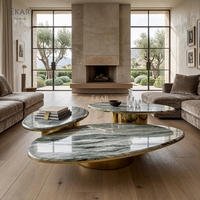 Ensemble de tables basses en pierre de luxe moderne, design italien, tables gigognes avec base en métal doré pour salon de villa