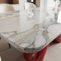 Table de salle à manger de luxe en marbre, plateau moderne, base conique rouge brillante, pour projets de restaurants haut de gamme