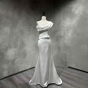Robe de mariée moderne et élégante en satin à une épaule avec traîne chapelle et jupe en tulle pour soirée de mariage ou bal de promo - Product Image 2