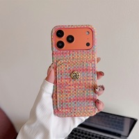 Étui de luxe rétro Camélia pour iPhone 13/14/15/17 Pro Max avec fente pour cartes et fixation adhésive – Coque de téléphone en tissu style simple