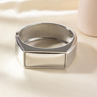 2027 En gros Bracelet jonc carré large plaqué or poli brillant, massif et géométrique, à charnière à ressort pour femme