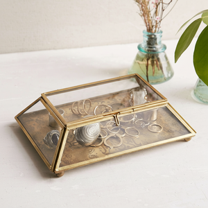 Boîte à bijoux en métal et en verre, organisateur de bijoux durable avec des panneaux en verre transparent et un design de cadre métallique sécurisé - Product Image 1