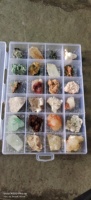 Collection de 24 spécimens minéraux naturels, pierres brutes, cristaux assortis, coffret de présentation pour collection d'art