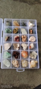Colección de 24 Piezas de Minerales Naturales, Piedras Crudas, Cristales Surtidos, Caja de Exhibición Coleccionable - Product Image 5