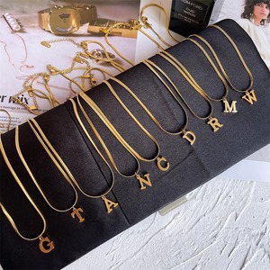 Collier <span class=keywords><strong>en</strong></span> acier titane polyvalent et tendance, style luxe léger, avec pendentif lettre (26 lettres), pour chemise, robe, tricot, idéal pour le bureau, les trajets quotidiens et les soirées. - Product Image 4