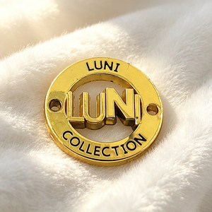 Plaque en laiton estampé avec logo en creux pour accessoires de bagagerie et articles en cuir - Product Image 4
