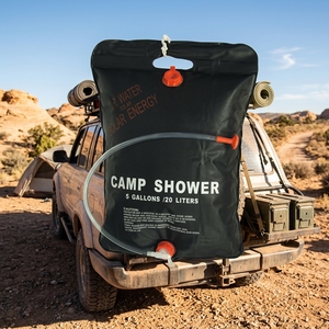 Sac de <span class=keywords><strong>douche</strong></span> pliable portable 20L en PVC noir pour camping et voyage en extérieur 2025, avec tuyau amovible et robinet marche/arrêt - Product Image 1