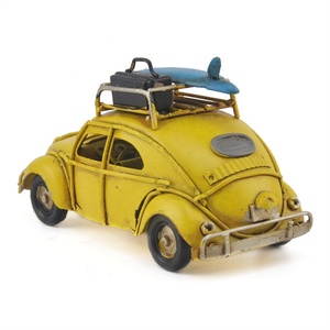 Modèle rétro miniature de <span class=keywords><strong>voiture</strong></span> ancienne artisanale jaune avec skateboard, accessoires créatifs pour la maison, ornements en fer, modèle métallique décoratif - Product Image 4