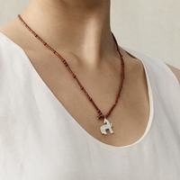 Collier Yuma pour femme en cuivre plaqué, orné de perles rouges, pendentif léger d'inspiration créateur, style vintage minimaliste et tendance