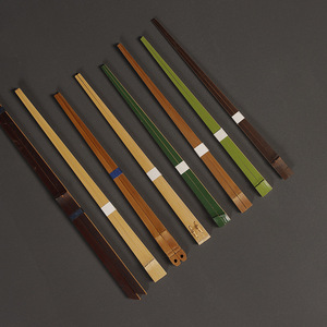 Palillos de alta gama estilo japonés para uso doméstico, específicamente para sushi y sashimi; puntiagudos, antideslizantes, hechos de bambú natural. - Product Image 1