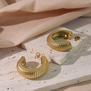 ต่างหูครึ่งวงกลมแบบหนีบลายเกล็ดปลาสแตนเลสชิไห่สำหรับผู้หญิง - Product Image 2