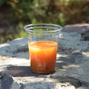 Одноразовый стакан Victory из ПЭТ для холодных напитков с различными пластиковыми крышками и соломинками - Product Image 6