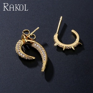 Pendientes de Botón RAKOL EP2 con Zirconia Plateada en Forma de Cuerno, Diseño Asimétrico Único y Exquisito para Mujer, Modernos y Elegantes - Product Image 4