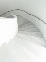 Escalier moderne intérieur CBMmart, norme australienne, double poutre, marches en marbre blanc, escalier en arc