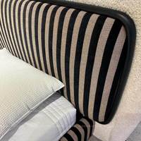 Lit plateforme de luxe en tissu rayé doux et rembourré avec garniture bouclée, écologique, tailles personnalisables, pour chambre à coucher