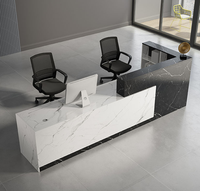 Comptoir de réception de bureau en placage pour hall commercial – Fabrication sur mesure