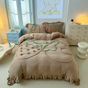 Copripiumino fragola ricamato in velluto di latte imbottito caldo cartone animato dormitorio per studenti doppio inverno Set biancheria da letto 4 pezzi - Product Image 1