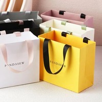 Sac en papier blanc de luxe personnalisé avec logo en feuille d'or pour le shopping, les cadeaux, les vêtements, les robes, l'emballage de vêtements avec poignée