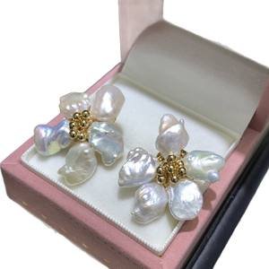 Boucles d'oreilles clous pour femme en plaqué or 14 carats avec pétales de fleurs et fausses perles, forme irrégulière blanche - Product Image 5