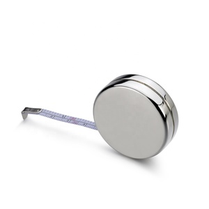 Ruban à mesurer rond avec logo personnalisé de 1 mètre de ruban à mesurer de poche en métal plaqué argent pour les marques mondiales et les cadeaux promotionnels - Product Image 1