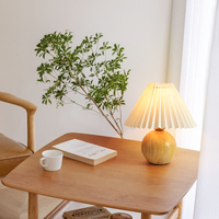 Lampe de table plissée en céramique de style nordique moderne, lampe de chevet haut de gamme pour chambre à coucher, lampe de lecture chaleureuse pour filles avec LED