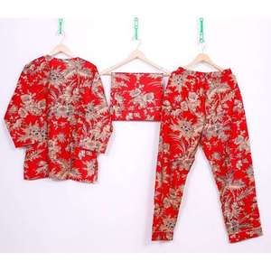Conjunto de Pijama de Mujer con Estampado Rojo, Cintura Elástica, Manga Larga, 100% Algodón Satinado, Diseño de Jardín Rosa - Product Image 2
