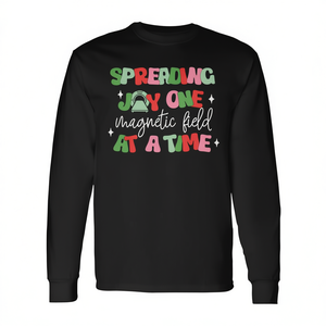 Diffusez le bonheur, un champ magnétique à la fois, T-shirt de Noël à manches longues - Product Image 2